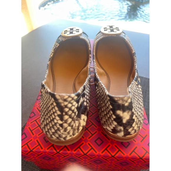 Snake skinned printed leather with TB logo - Picture 8 of 8